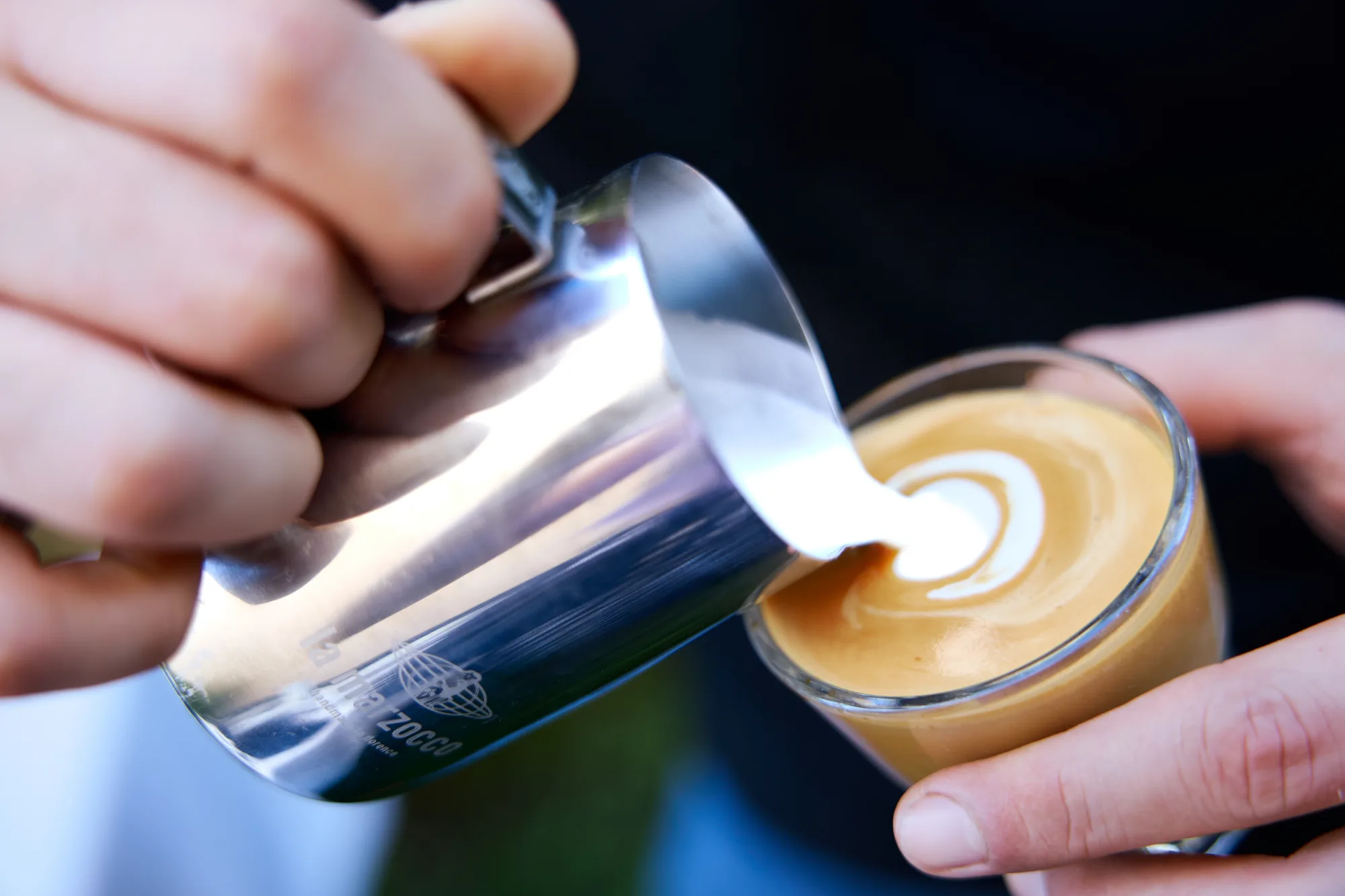 Sirviendo la leche para hacer latte art