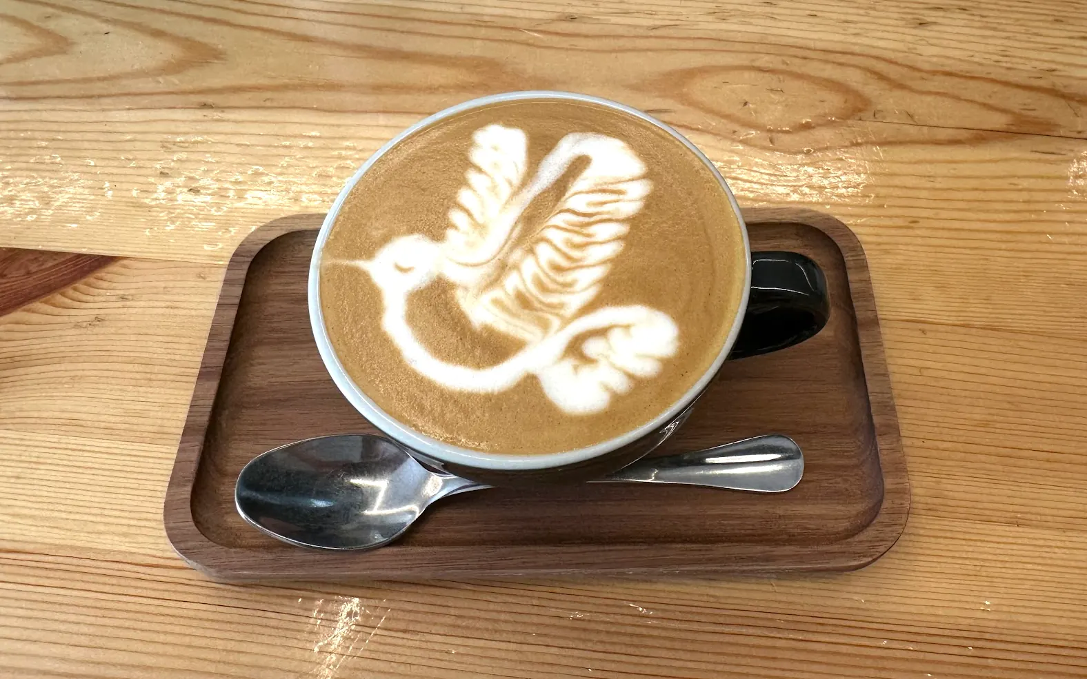 Bird latte art in a cup at Bruma Roasting, Santiago de Compostela